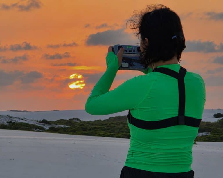 La productora Jihee Yeon graba las dunas de los Lençóis Maranhenses bajo un cielo anaranjado con el control de un dron