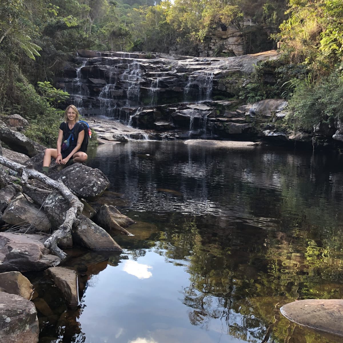 Fernanda folgt einem Pfad durch die grüne Berglandschaft der Chapada Diamantina