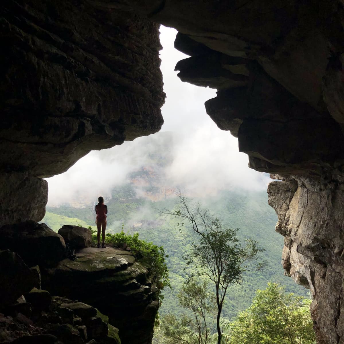 Fernanda, viaggiatrice solitaria, riposa accanto a una cascata nella Chapada Diamantina