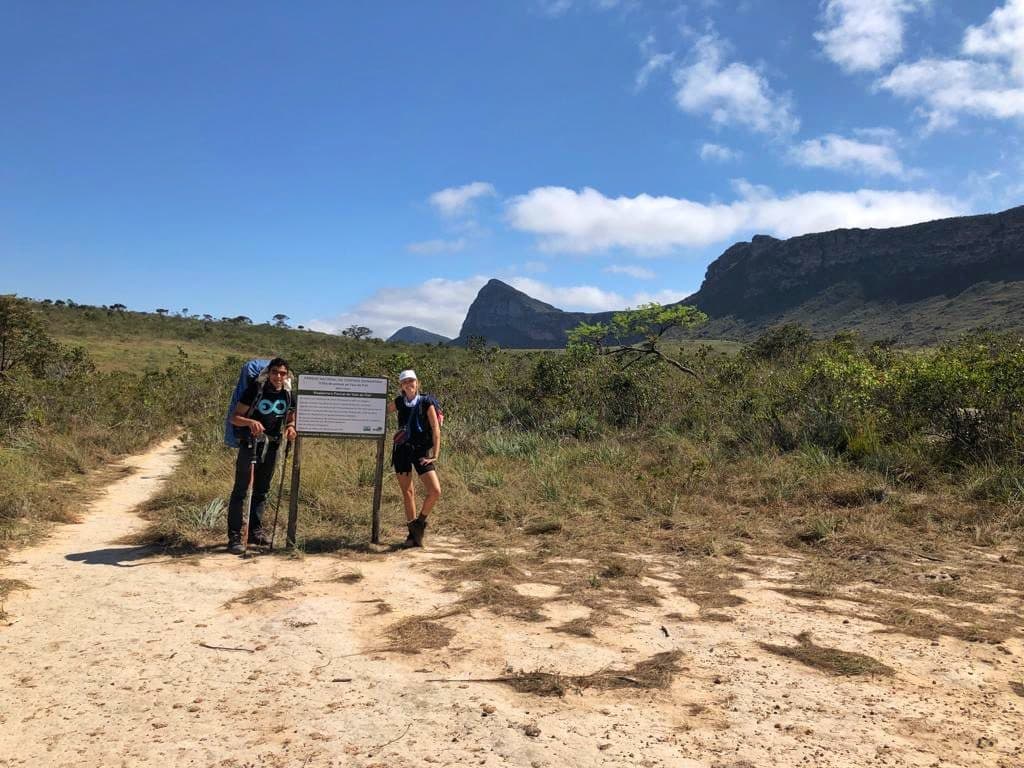 Fernanda wandert allein bei Sonnenuntergang durch die Landschaft der Chapada Diamantina