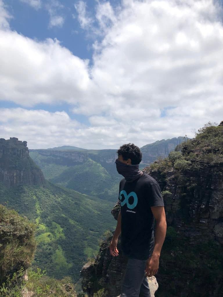 Fernanda ammira la vista dal Morro do Castelo, nella Chapada Diamantina