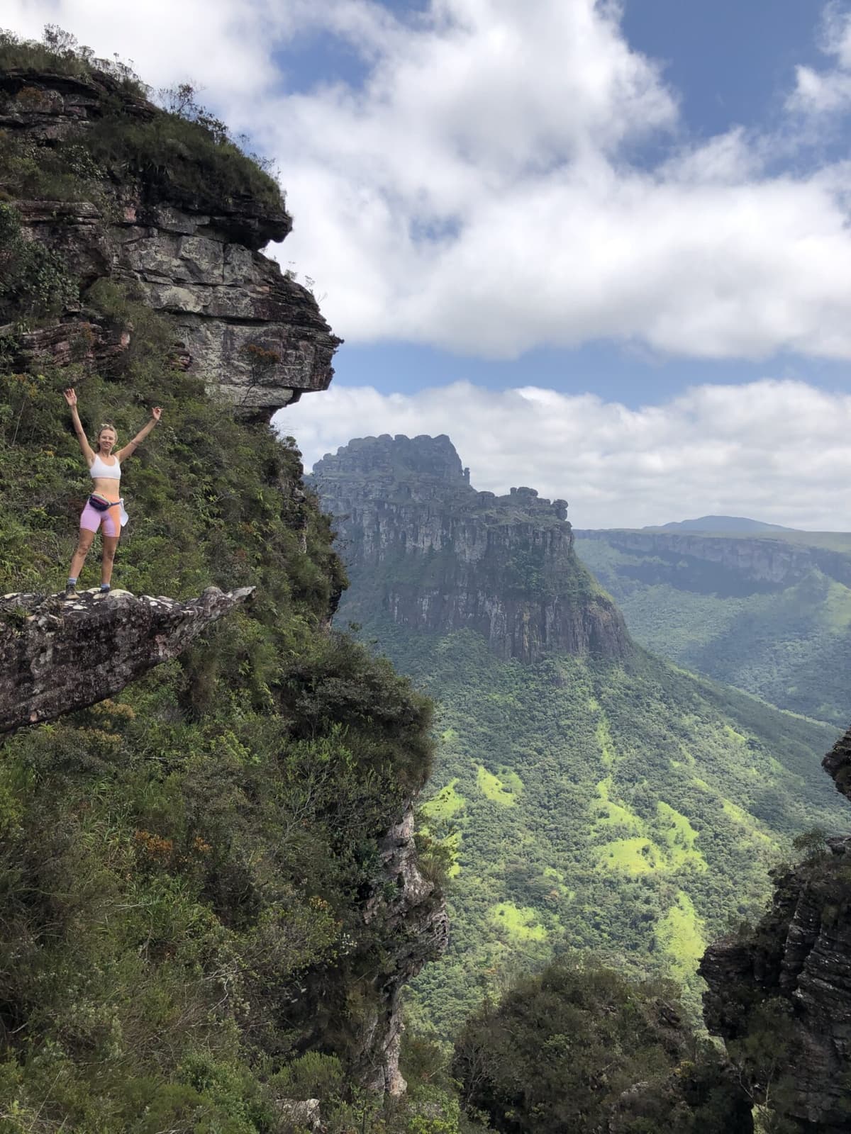 Fernanda, viaggiatrice solitaria, osserva i panorami della Chapada Diamantina
