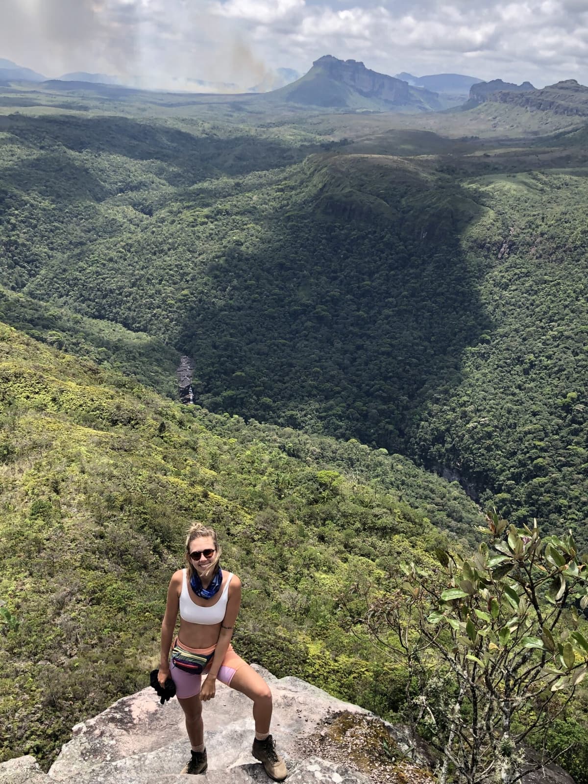 Fernanda si gode la vista sulla valle durante la sua escursione in solitaria nella Chapada Diamantina