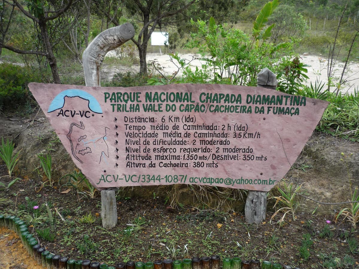 Bombeiros voluntários enfrentando outro incêndio criminoso no Vale do Capão, na Chapada Diamantina