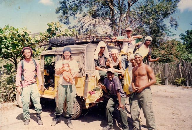 Voluntários combatendo as chamas em meio à fumaça no Vale do Capão, na Chapada Diamantina