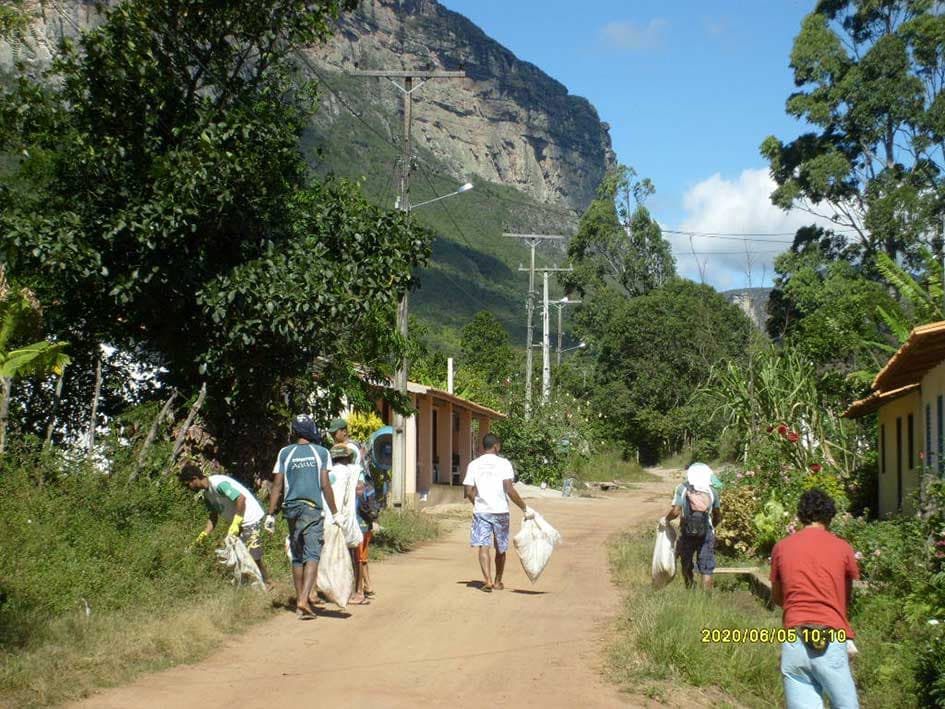 Brigadisti volontari riposano dopo aver combattuto le fiamme nel Vale do Capão, Chapada Diamantina
