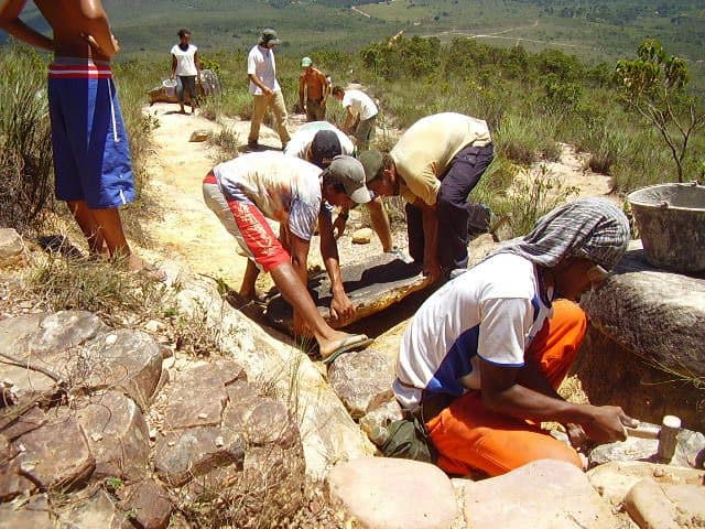 Volontari della brigata camminano sugli altopiani del Vale do Capão, Chapada Diamantina