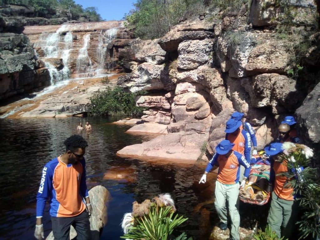 I membri della brigata volontaria coordinano un soccorso nel Vale do Capão, Chapada Diamantina