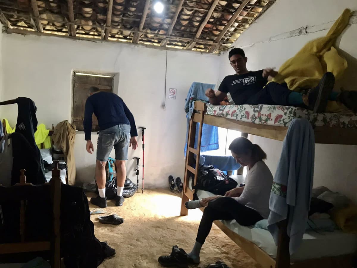 Le groupe de voyageurs souriant ensemble pendant leur aventure au Vale do Pati