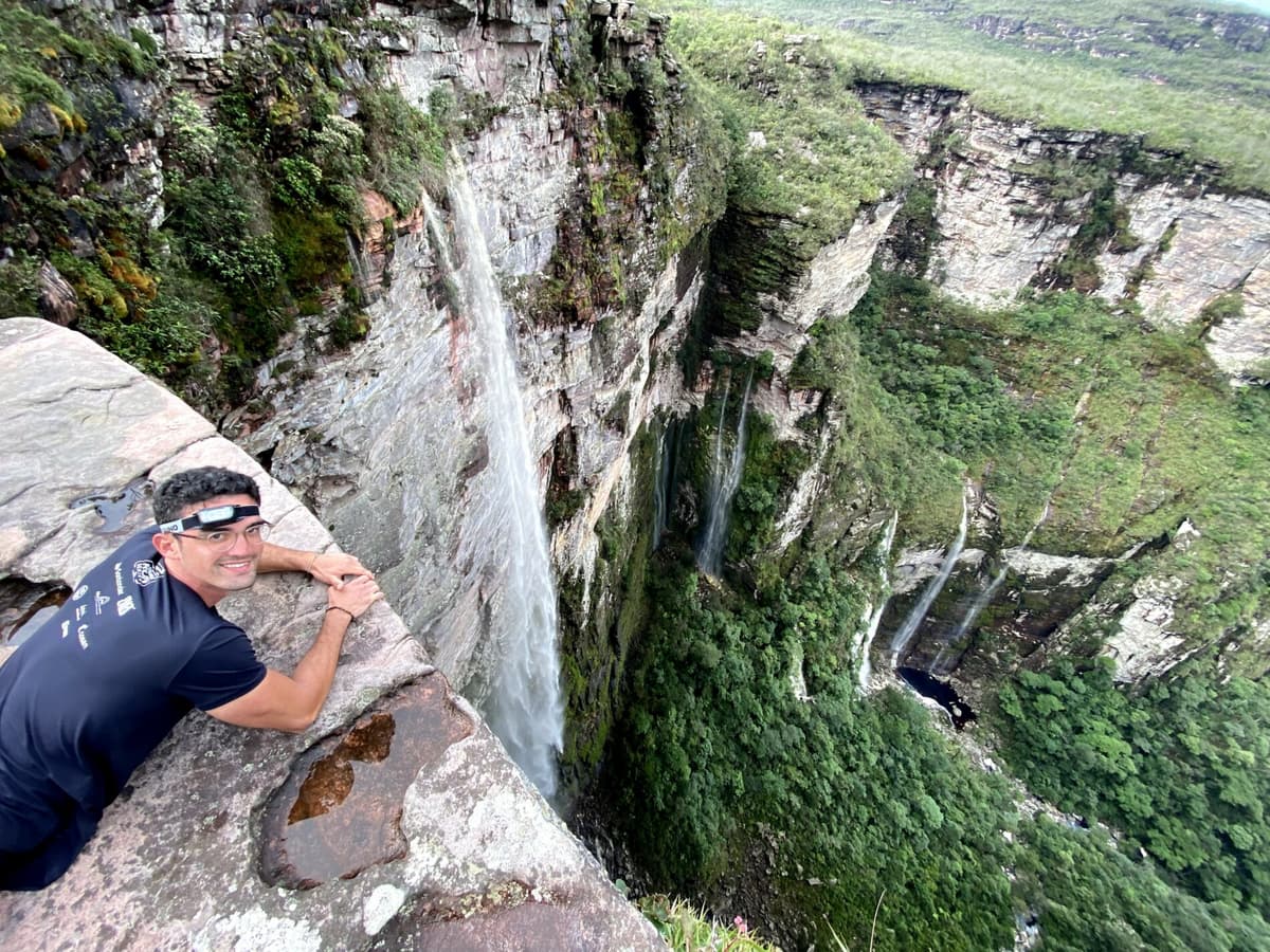 Le groupe d'aventuriers cheminant entre les falaises du Vale do Pati