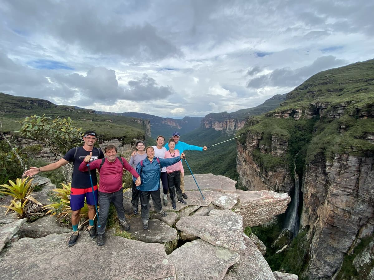 Des randonneurs traversant un cours d'eau lors du trek du Vale do Pati