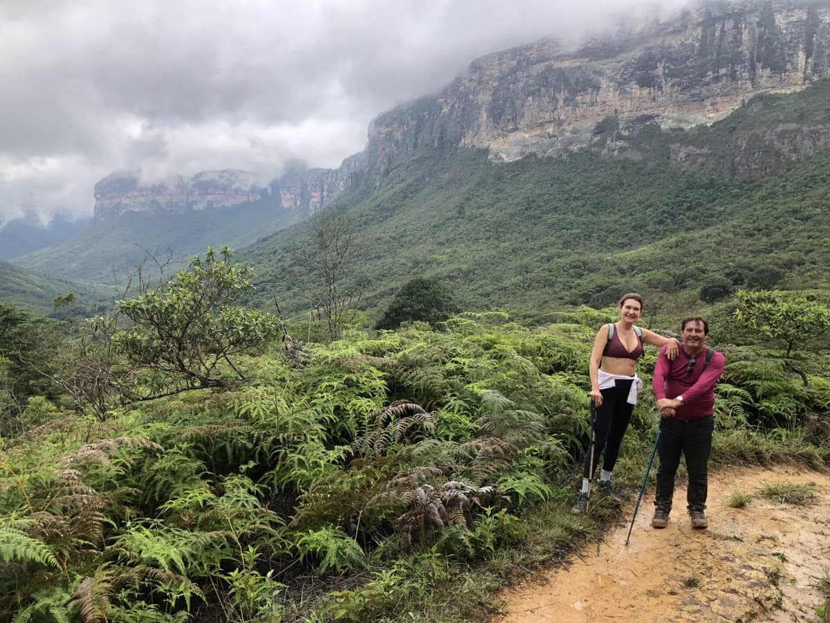 Des aventuriers franchissant un passage rocheux pendant le trek du Vale do Pati