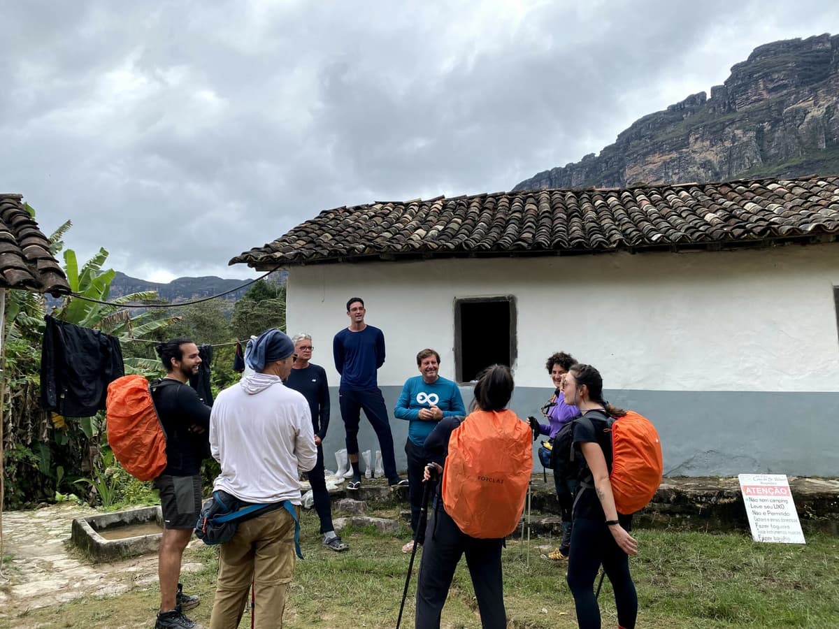 Le groupe traversant un sentier escarpé au cœur du Vale do Pati
