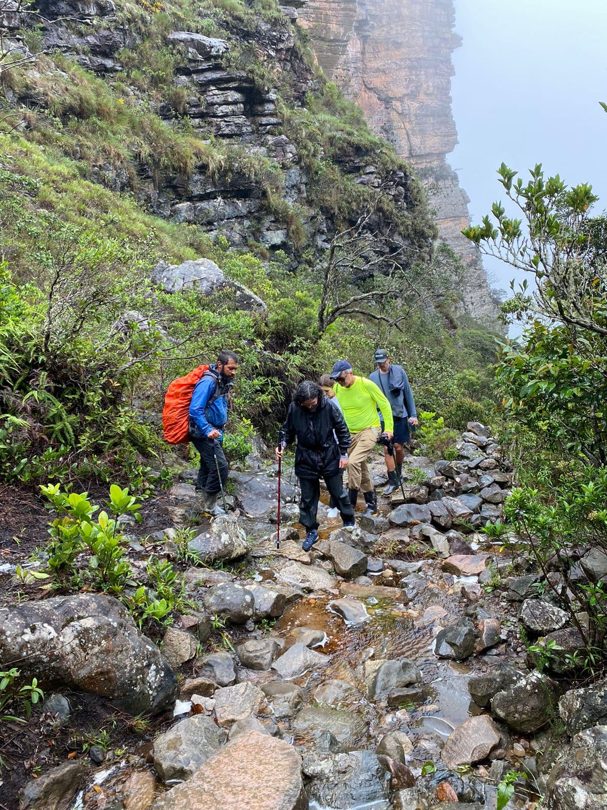 Le groupe d'aventuriers posant ensemble pendant leur trek dans le Vale do Pati