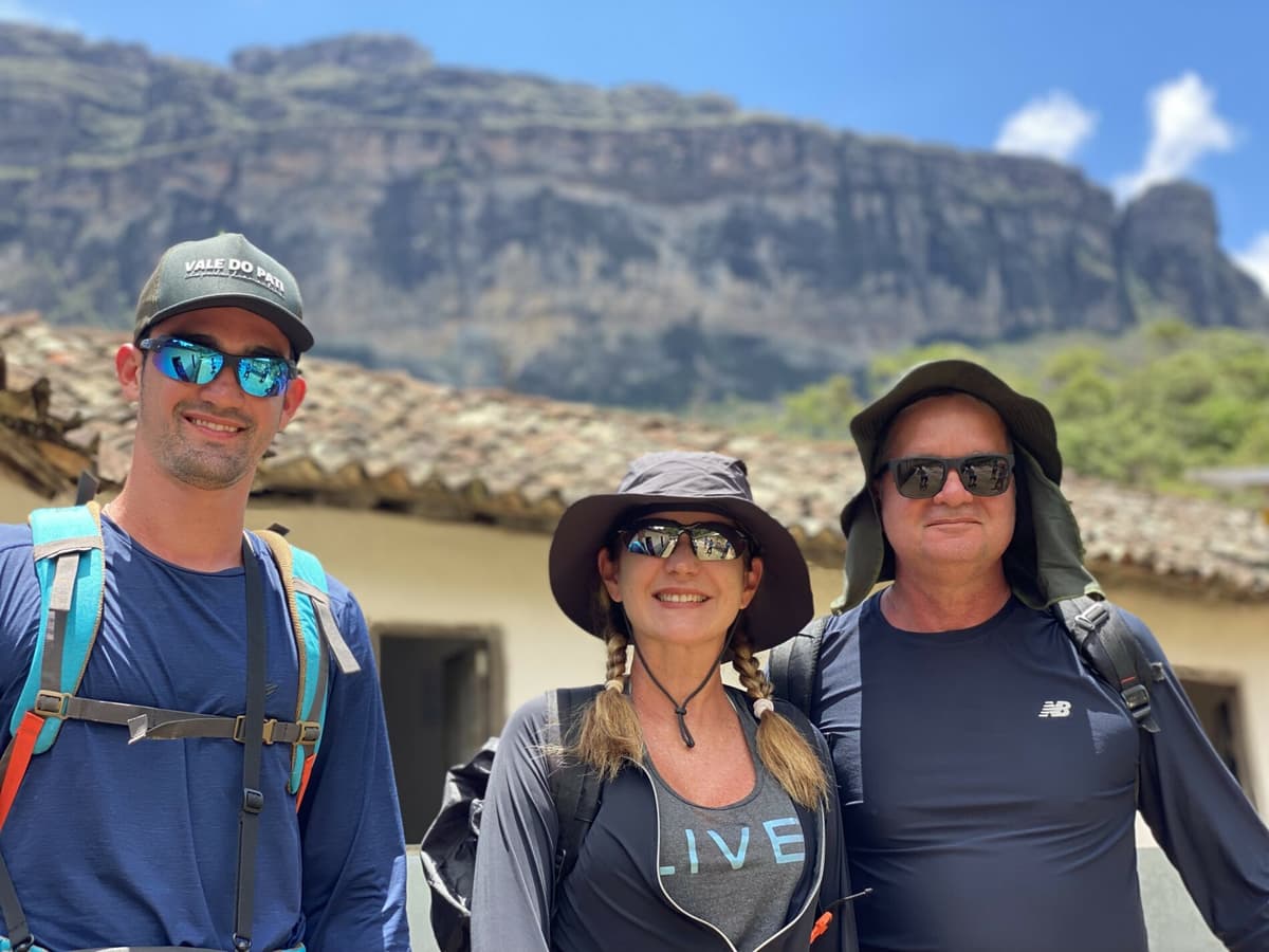 Des aventuriers cheminant à travers les vallées luxuriantes du Vale do Pati