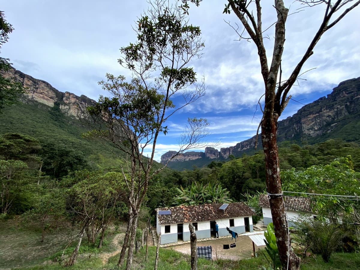 Le groupe traversant les vastes paysages naturels du Vale do Pati