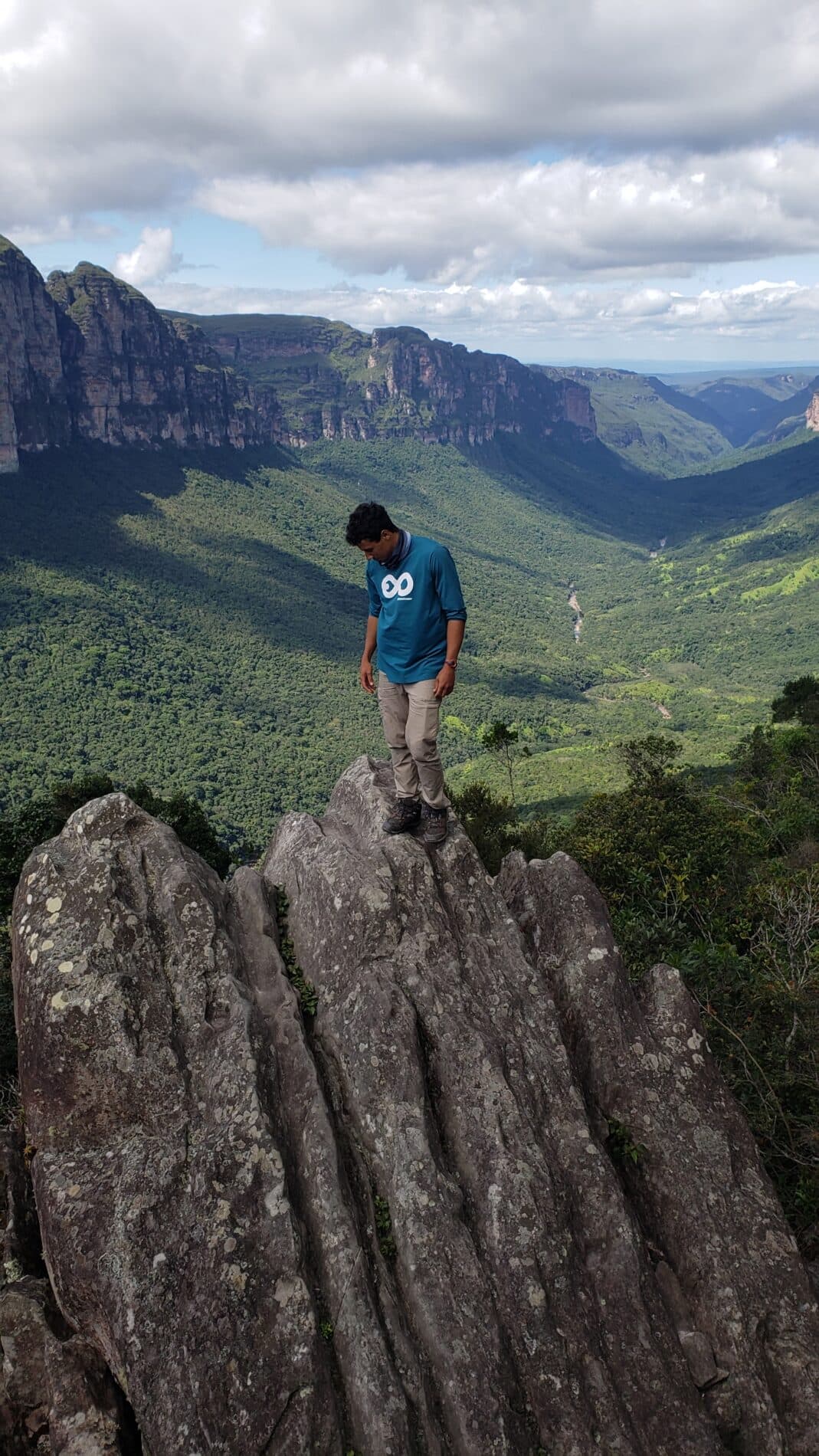 Lucas Neves und Ole wandern durch eine felsige Landschaft in der Chapada Diamantina