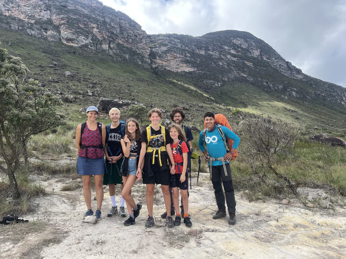 Wanderer macht Rast auf einem Pfad inmitten der Berge des Vale do Pati