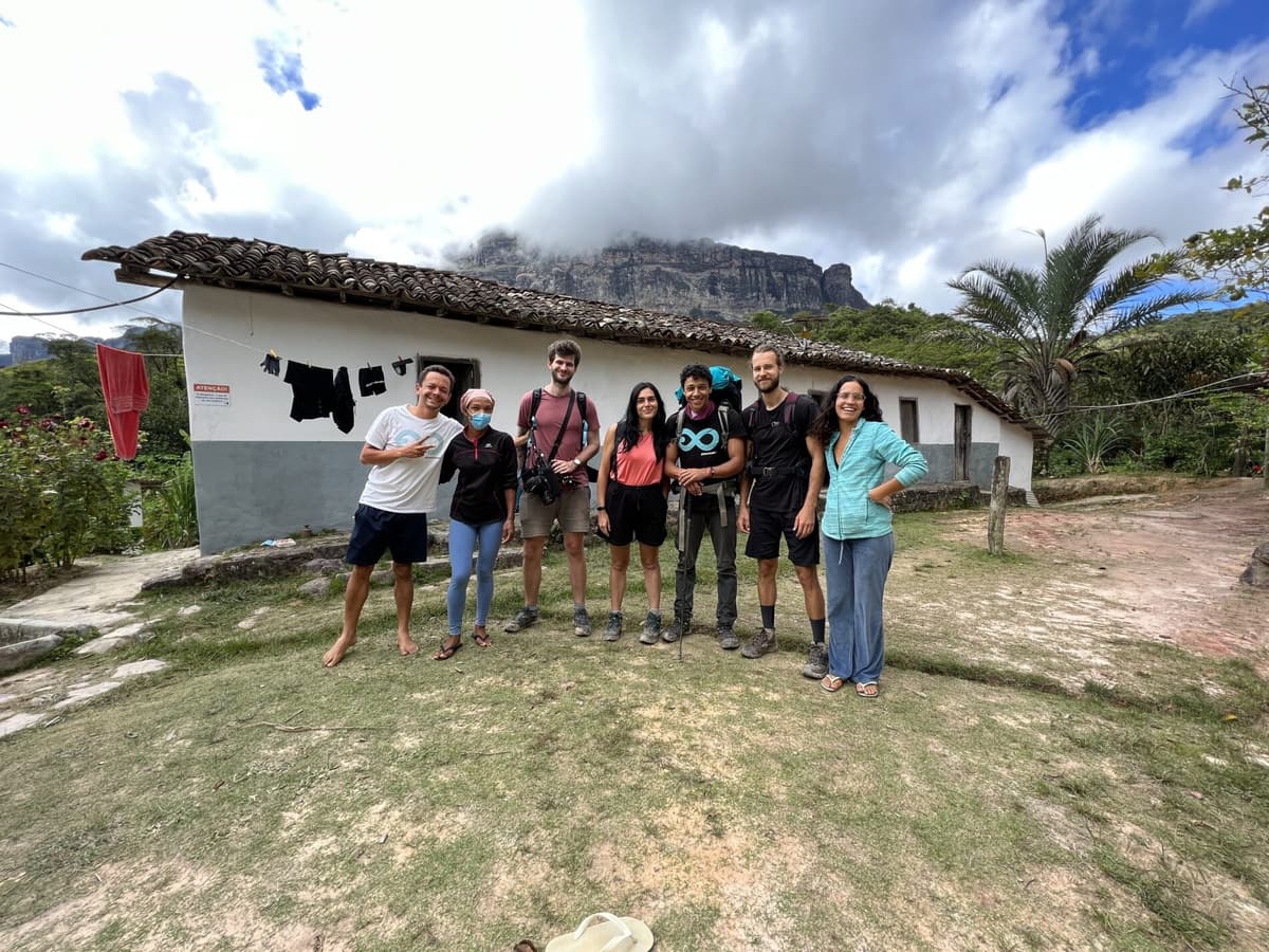 Lucas Neves und Ole machen Rast auf einem Pfad in der Chapada Diamantina