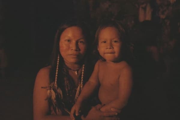 Comunidade amazônica compartilhando seu cotidiano na floresta durante o documentário