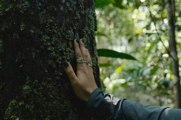 Comunidade local navegando pelos rios da Amazônia durante o documentário