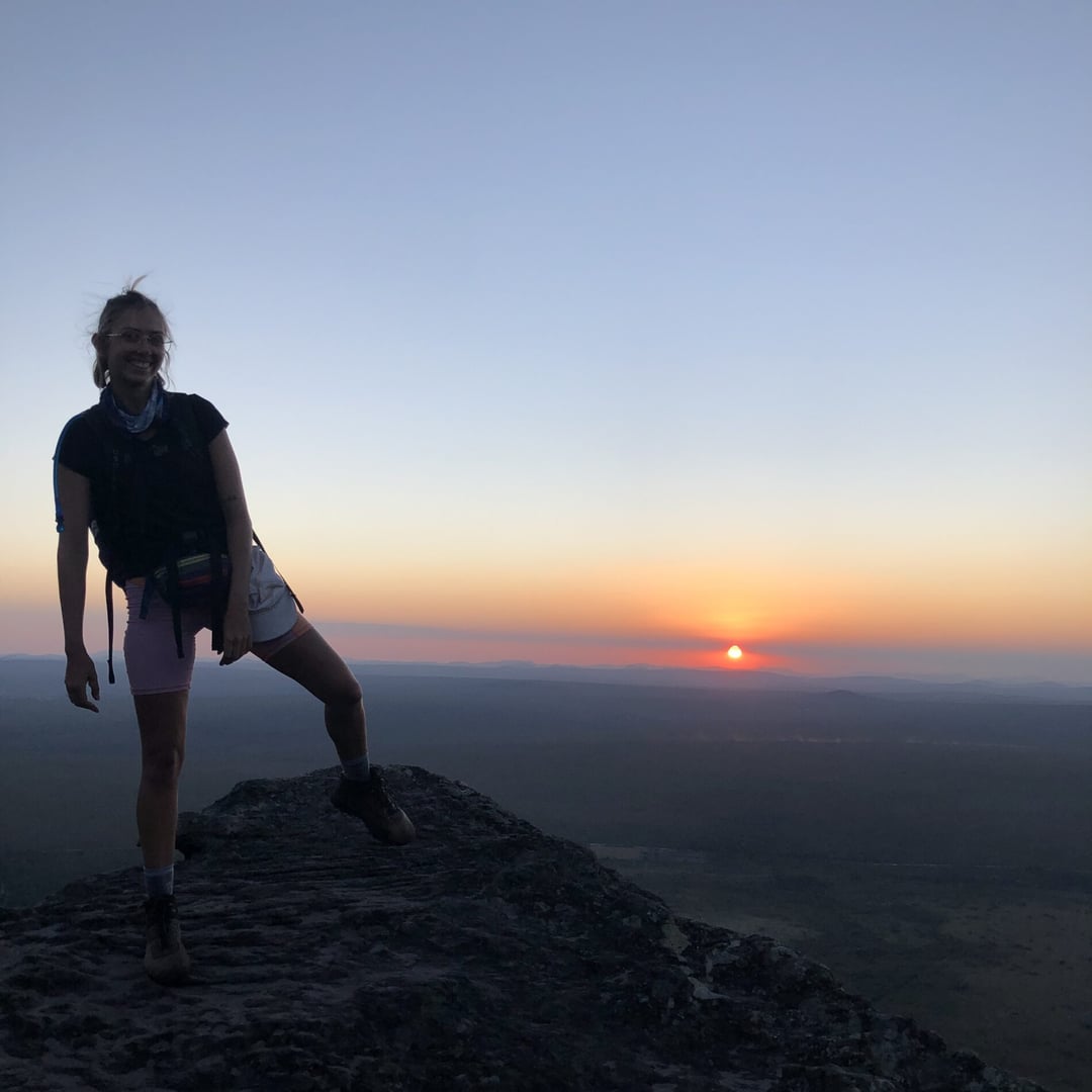Fernanda guarda il tramonto sulla Serra do Sincorá, nella Chapada Diamantina