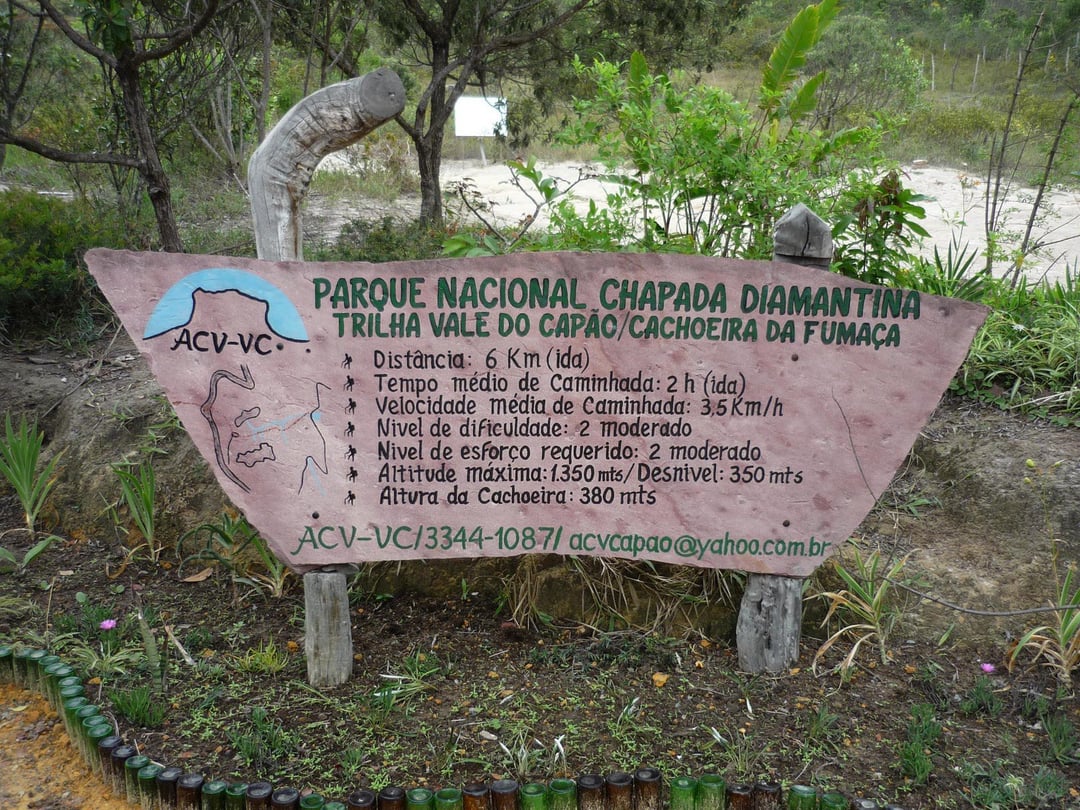 Il fumo di un incendio doloso sale sopra il Vale do Capão, nella Chapada Diamantina