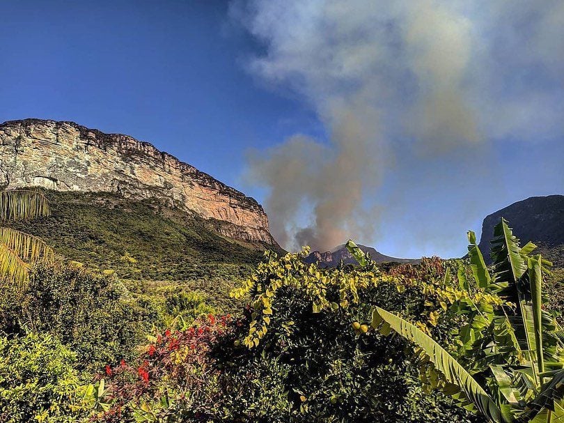 Brigadisti volontari salgono sulle montagne del Vale do Capão, nella Chapada Diamantina