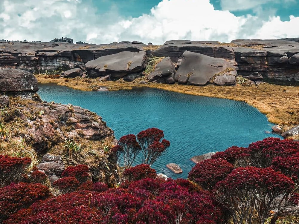 Un escursionista osserva le formazioni rocciose misteriose sulla cima del Monte Roraima