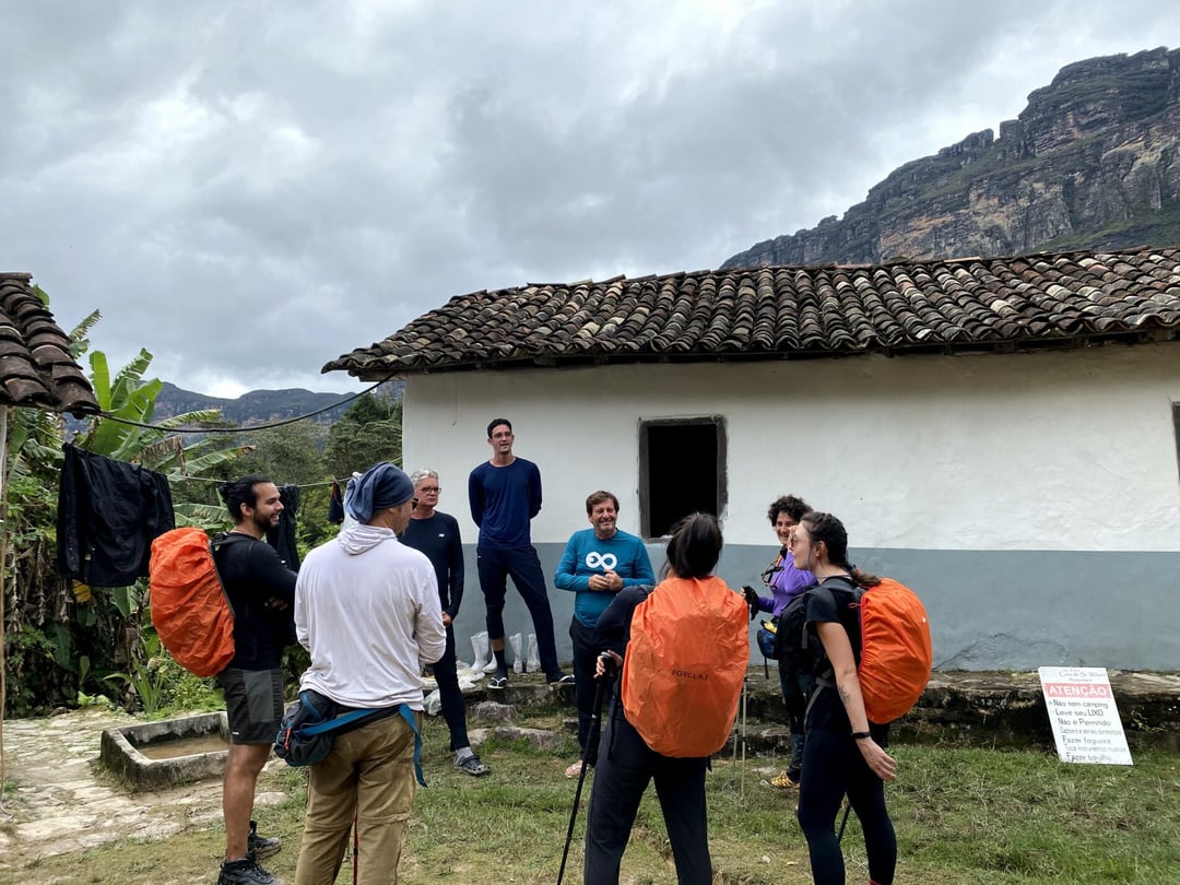 Gli avventurieri camminano sulle colline verdi del Vale do Pati