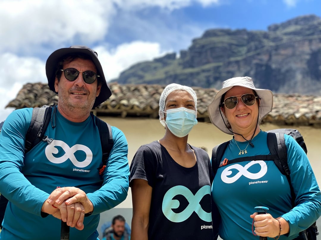 Trekker condividono un momento speciale durante l'avventura nel Vale do Pati