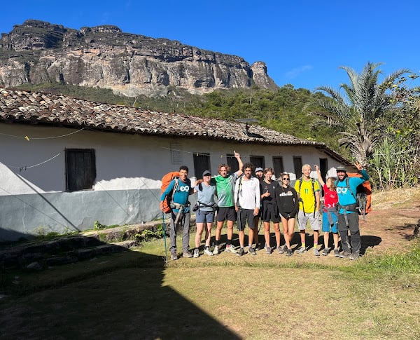 Lucas Neves osserva la vista aperta sulla valle dal belvedere del Vale do Pati