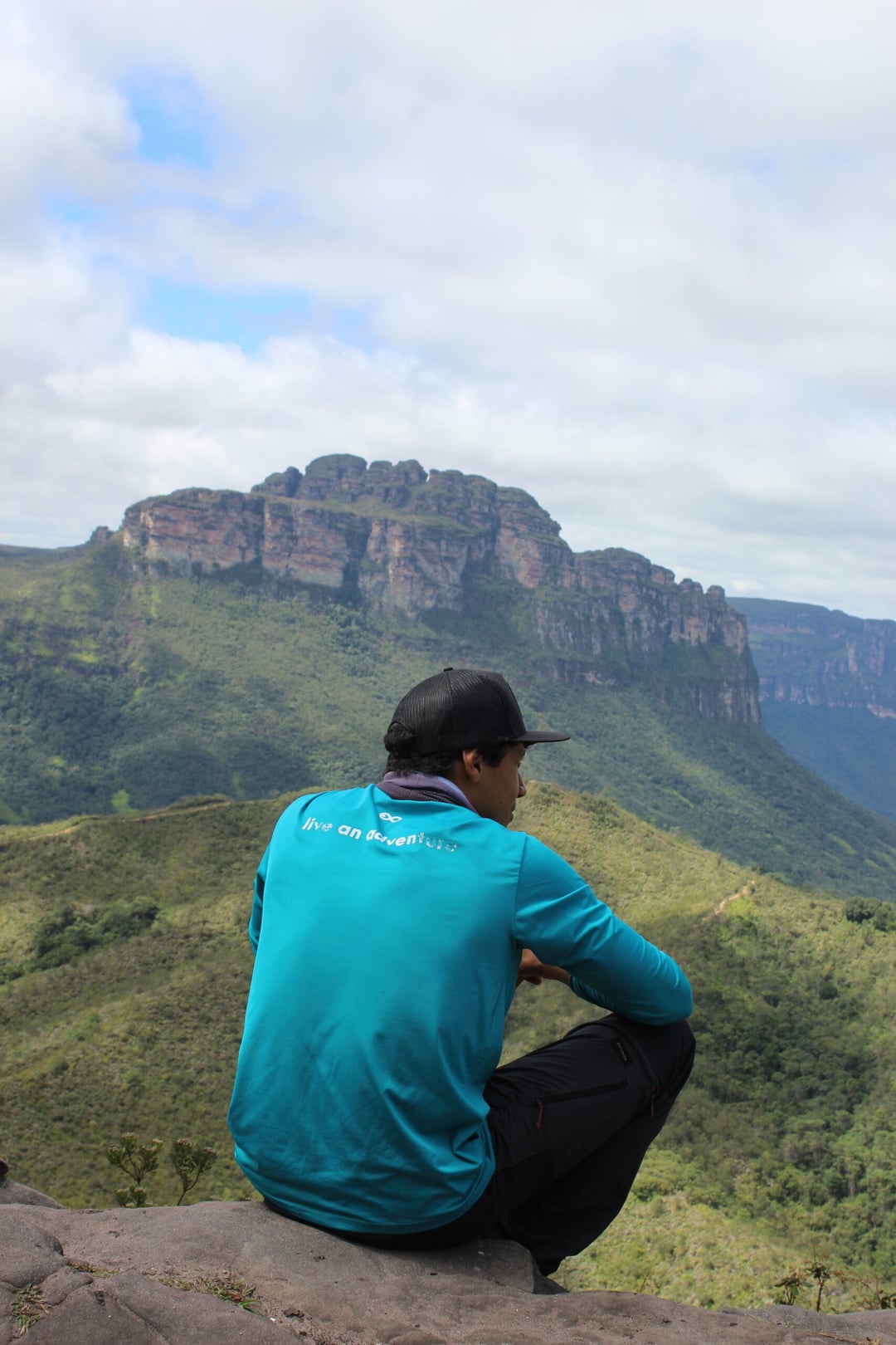 Trekker in discesa verso la valle rigogliosa del Vale do Pati, nella Chapada Diamantina