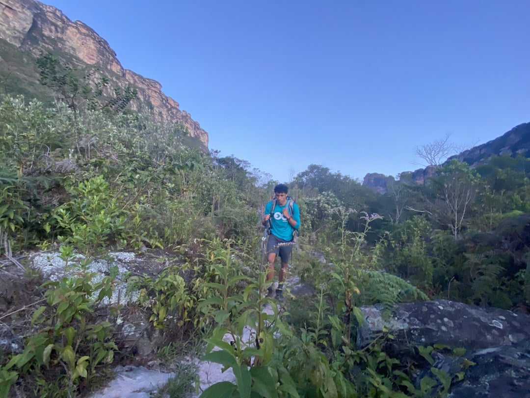 Lucas Neves e Ole percorrono un sentiero nel bosco della Chapada Diamantina