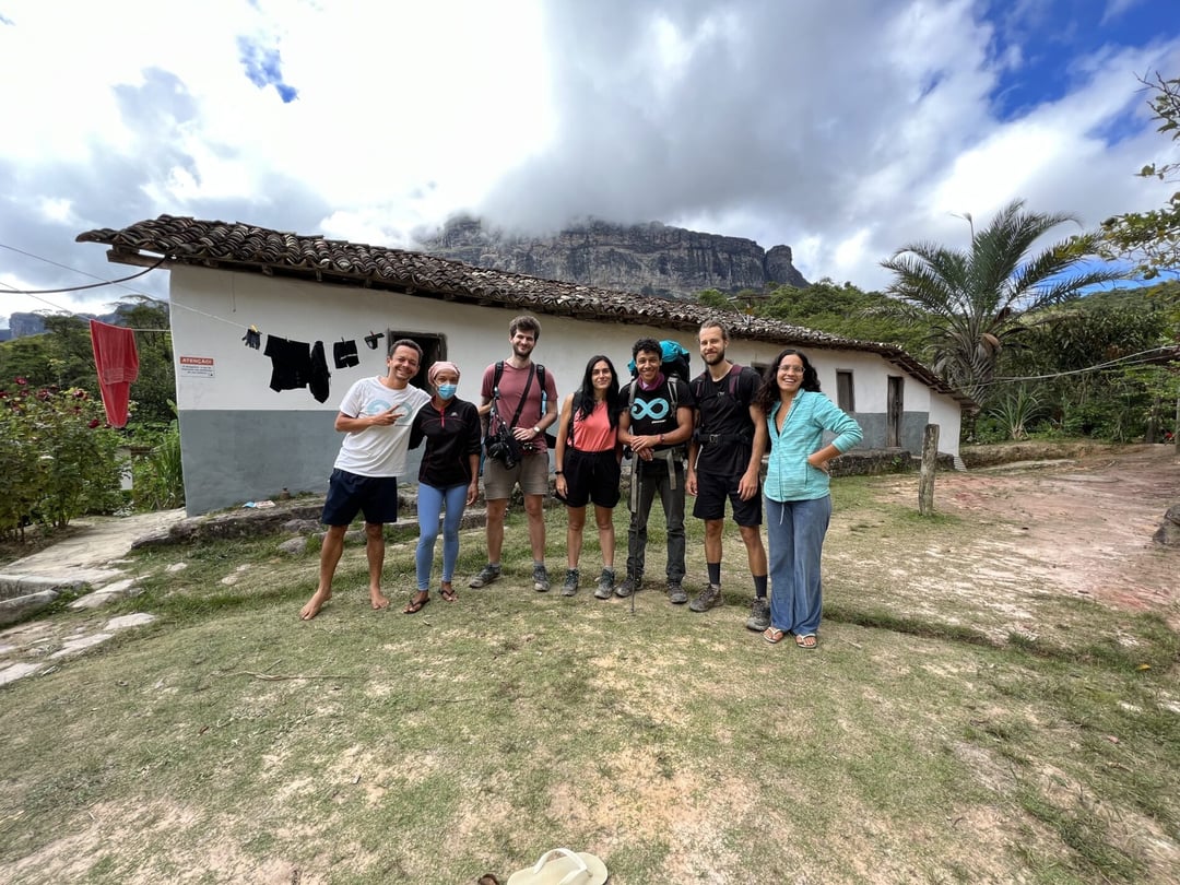 Lucas Neves e Ole si fermano lungo un sentiero nella Chapada Diamantina
