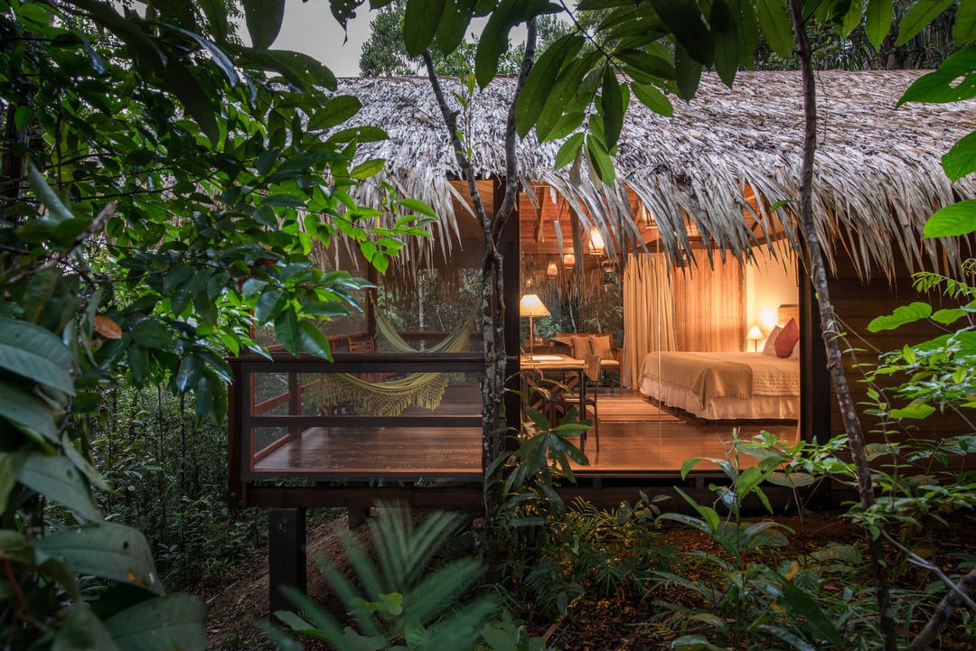 Lodge confortevole nella foresta amazzonica, con tetto di paglia immerso nella foresta tropicale.