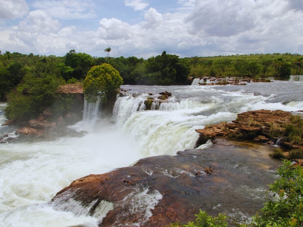 La potente Cachoeira da Velha, a ferro di cavallo, precipita sulle pareti rocciose lungo il Rio Novo, fiume ben conservato