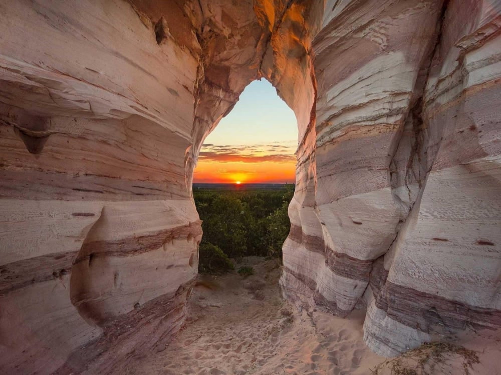 Un tramonto luminoso visto attraverso una parete naturale di arenaria, nel clima costantemente soleggiato del nord del Brasile