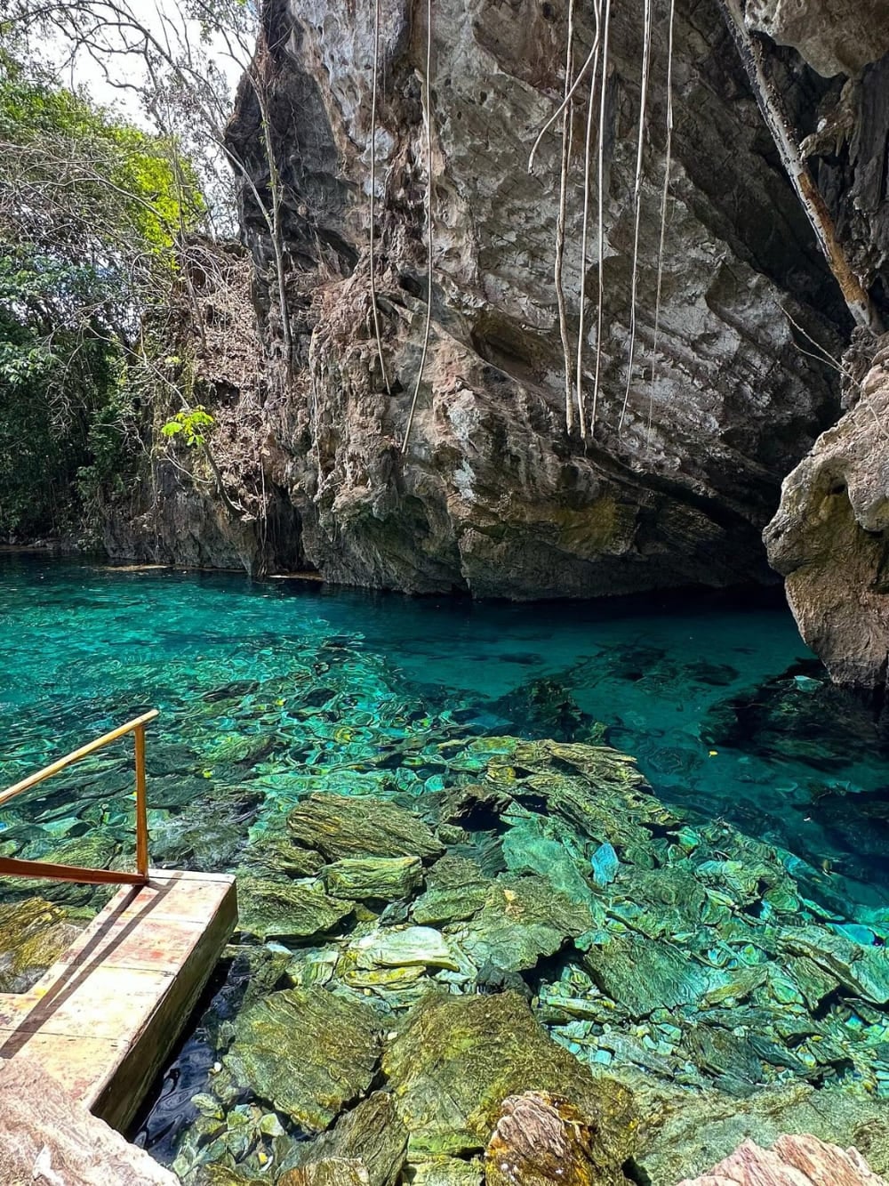 L'acqua azzurra e trasparente della Lagoa do Japonês circondata da pareti rocciose, a Pindorama do Tocantins.