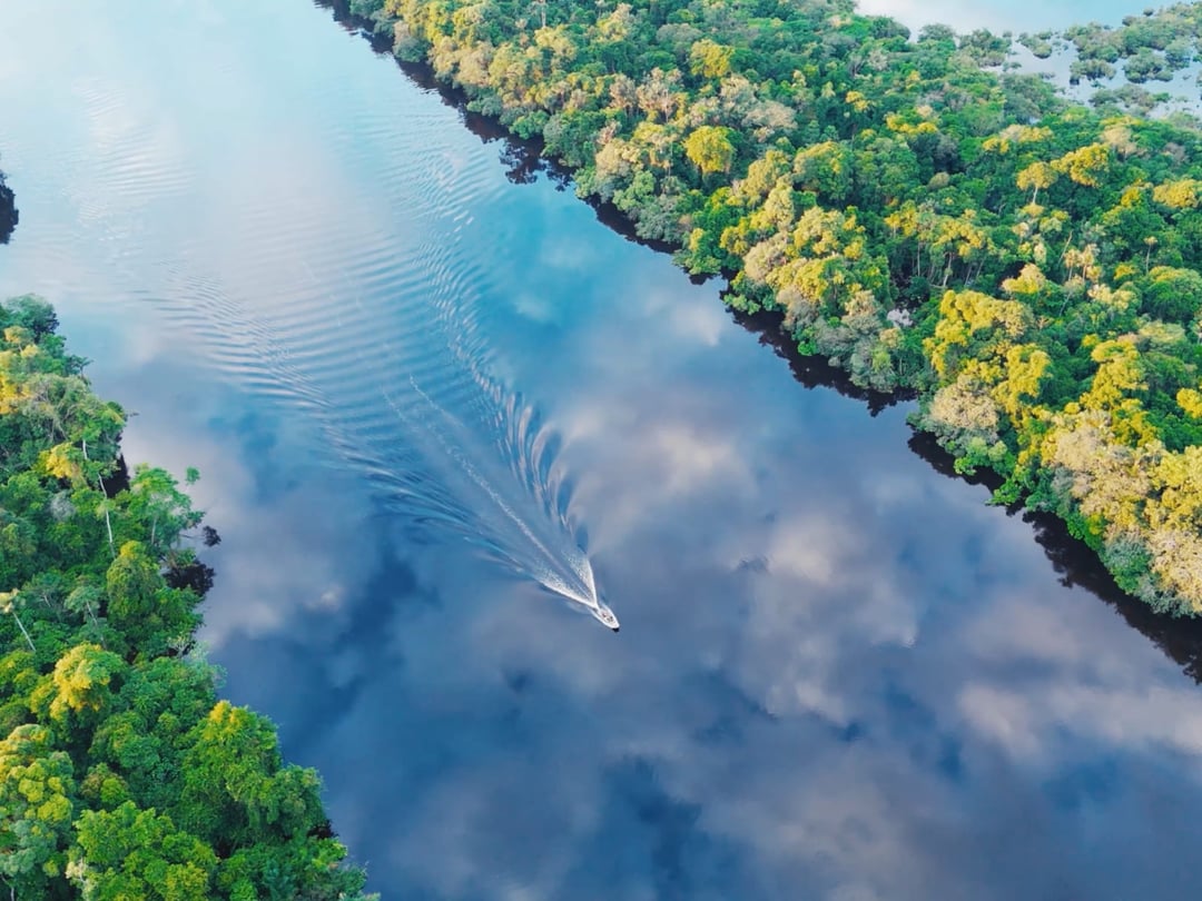 Viaggiatori navigano tra i fiumi e la volta fitta della foresta amazzonica, in Brasile