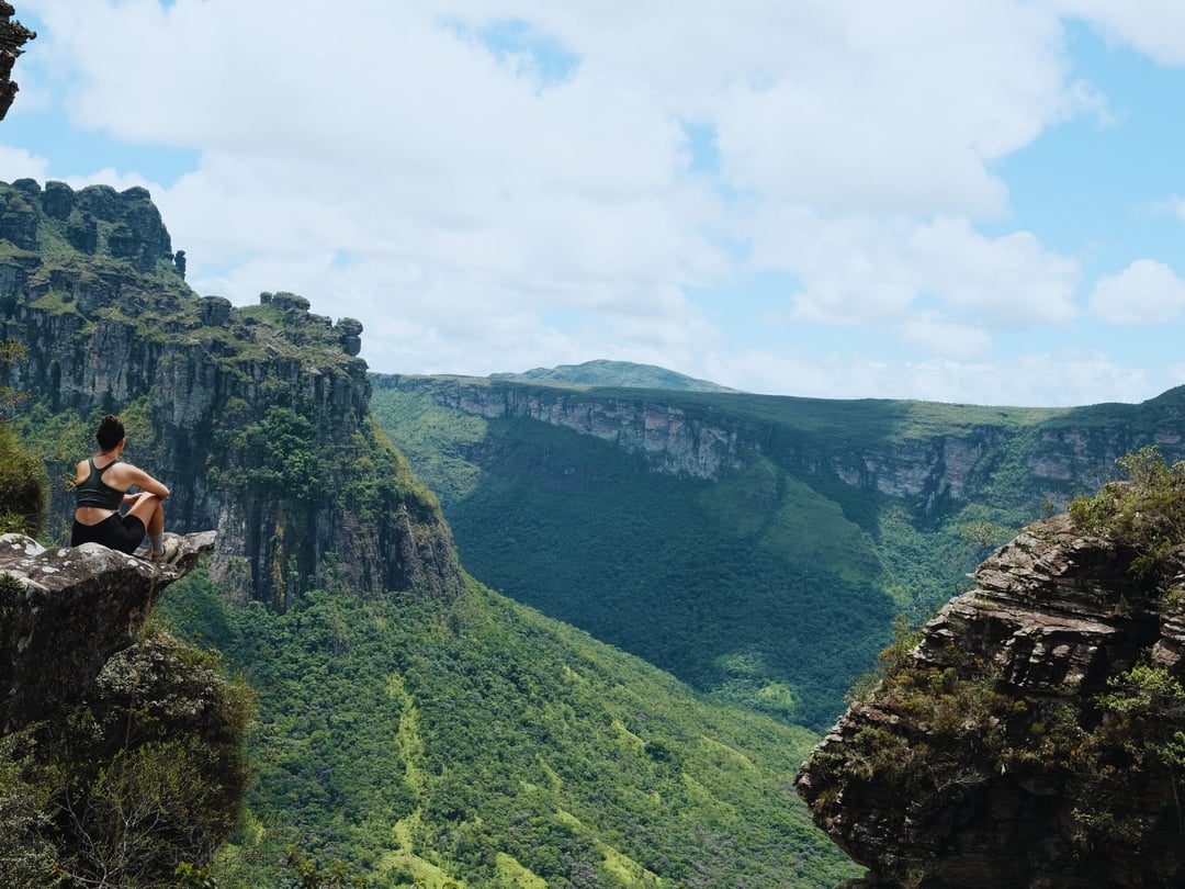 Trekker camminano tra le valli montane del Vale do Pati, nella Chapada Diamantina