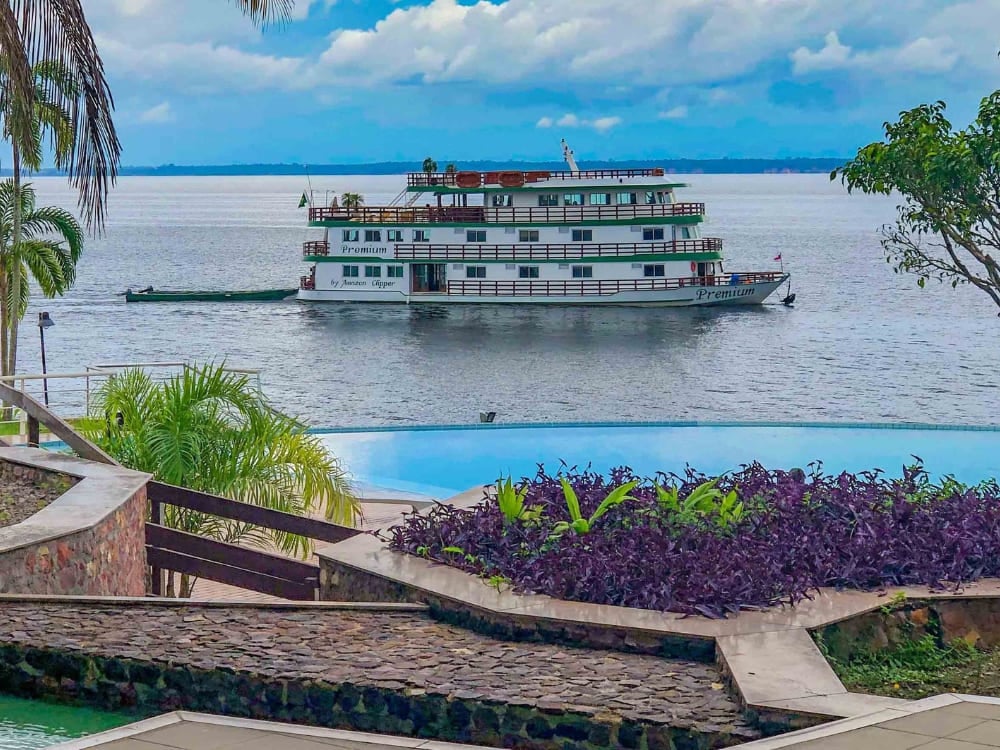 La Amazon Clipper Premium ormeggiata vicino a una piscina sul fiume: un soggiorno di lusso su piccola nave in Amazzonia.