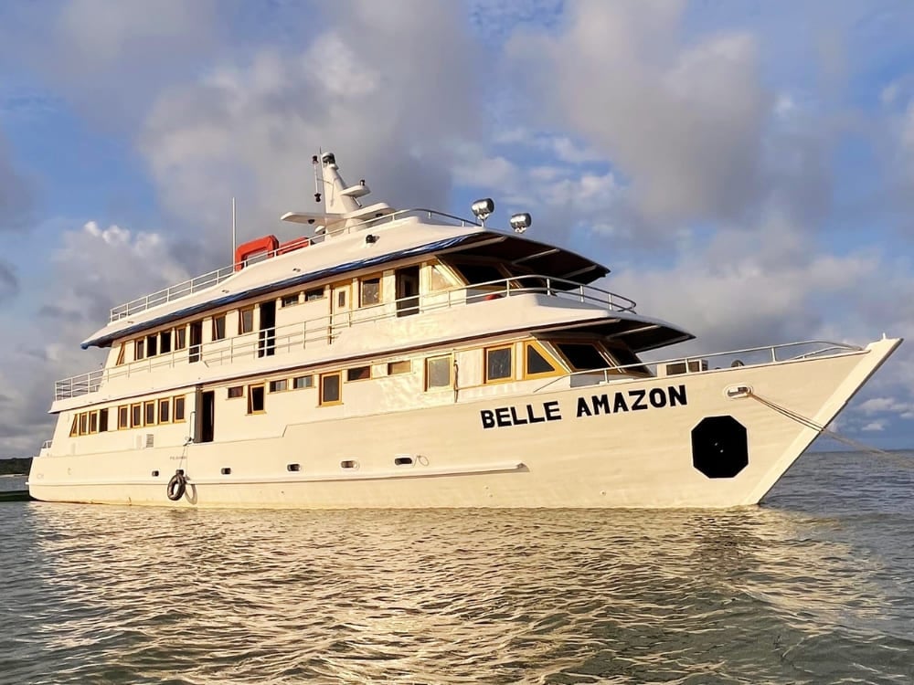 La barca bianca Belle Amazon naviga sull'acqua: fa parte della flotta Kaiara, che propone crociere da Belém e Alter do Chão.