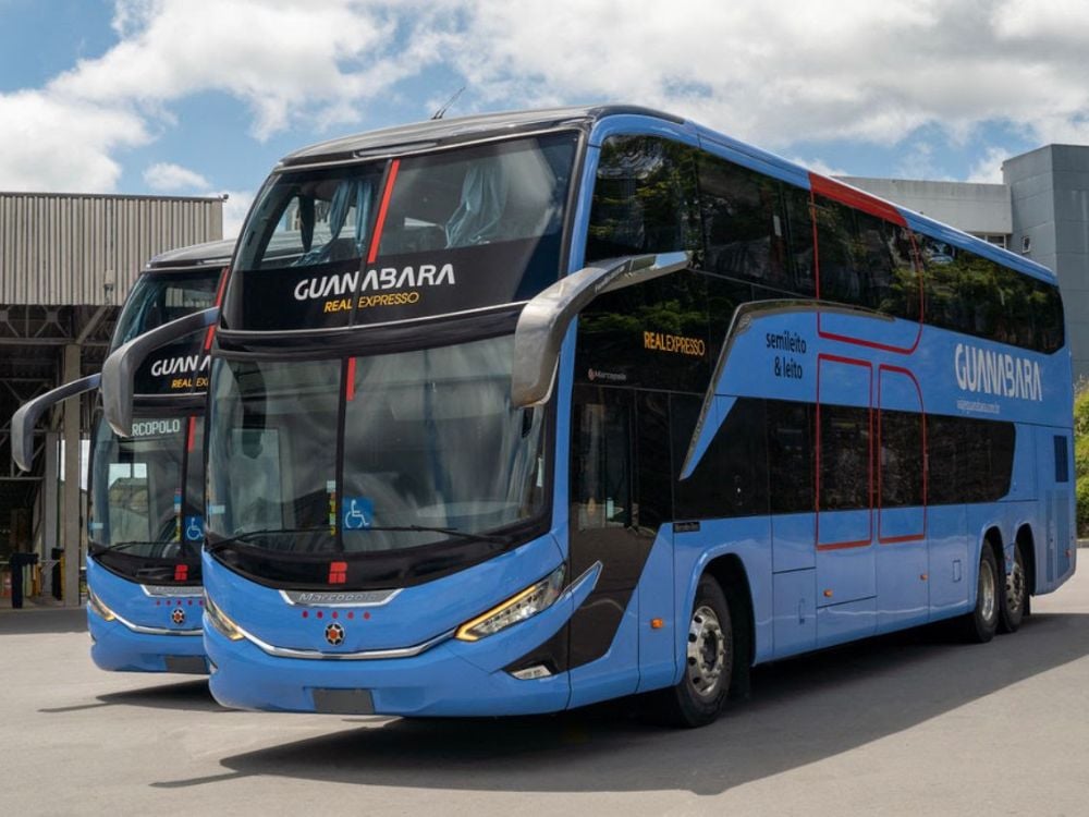 Due autobus di linea blu di Guanabara e Real Expresso parcheggiati. Una delle opzioni su strada per arrivare alla Chapada Diamantina.