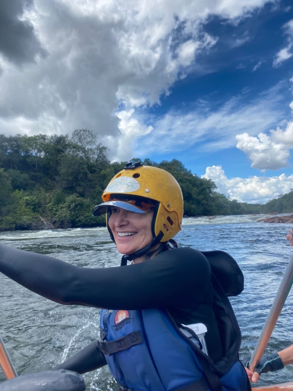 Viaggiatrice matura che fa rafting nel Jalapão