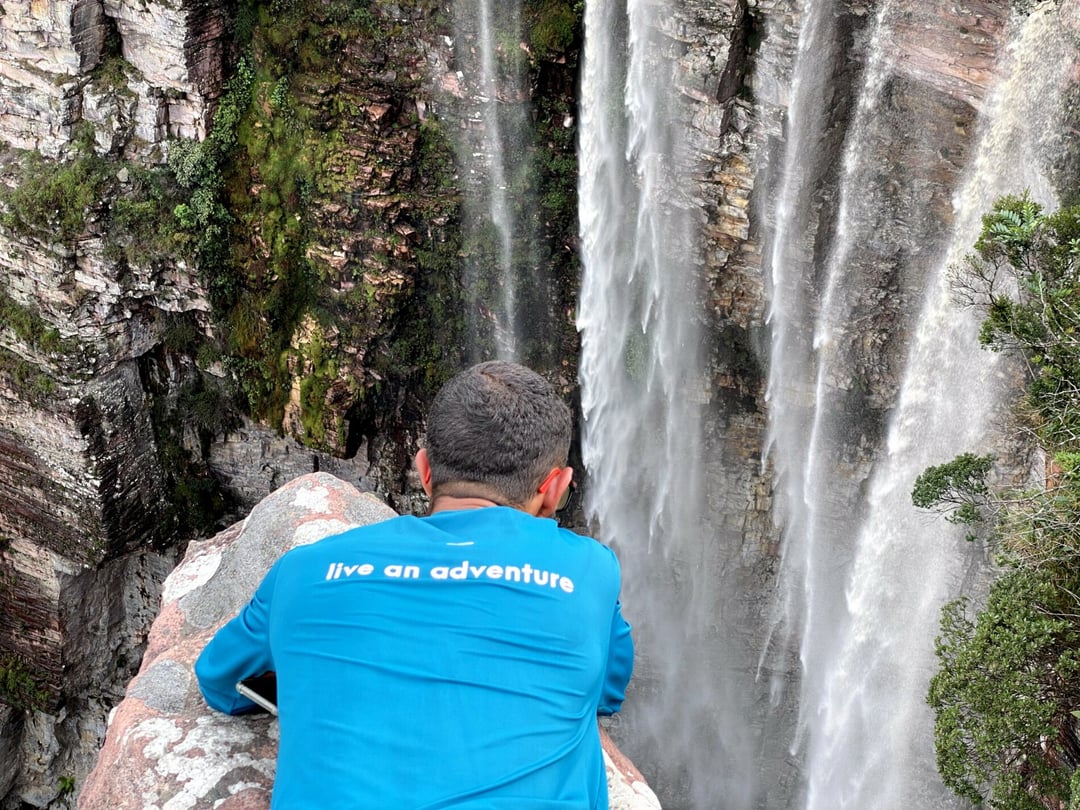Excursionistas siguiendo a sus guías por un sendero del Vale do Pati
