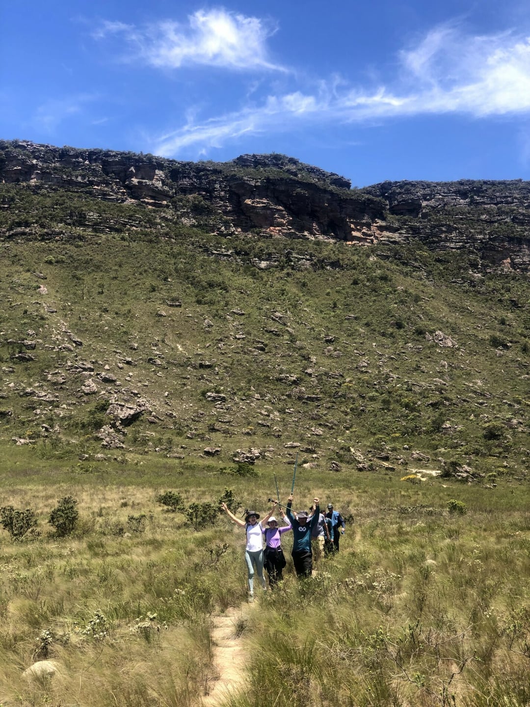 El grupo caminando junto por el corazón del Vale do Pati