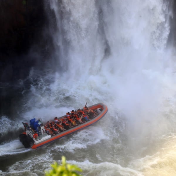 Una lancha del Macuco Safari lleva visitantes hasta la bruma al pie de las Cataratas del Iguazú, Brasil.