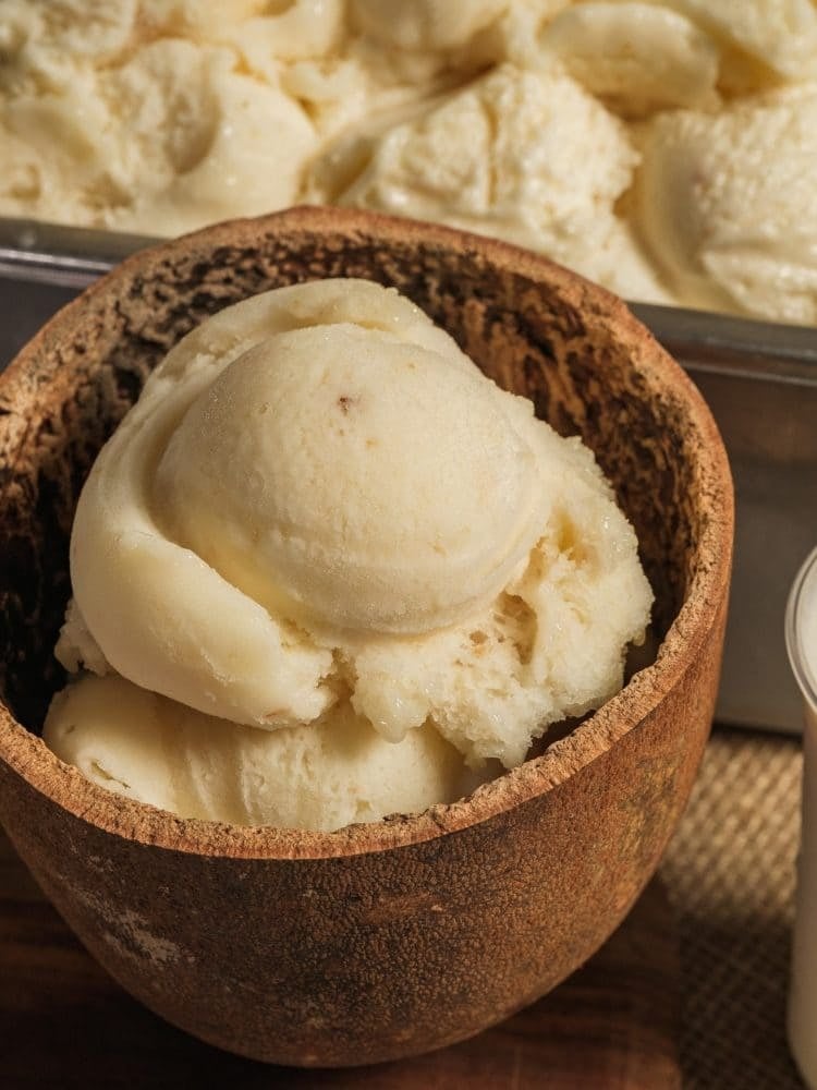 Bolas de helado artesanal de cupuaçu servidas en la propia cáscara del cupuaçu