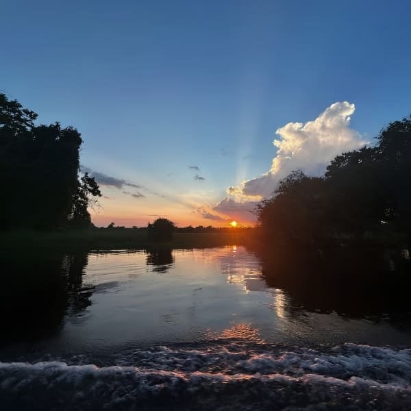 Atardecer sobre el río visto desde el barco, en el Amazonas brasileño